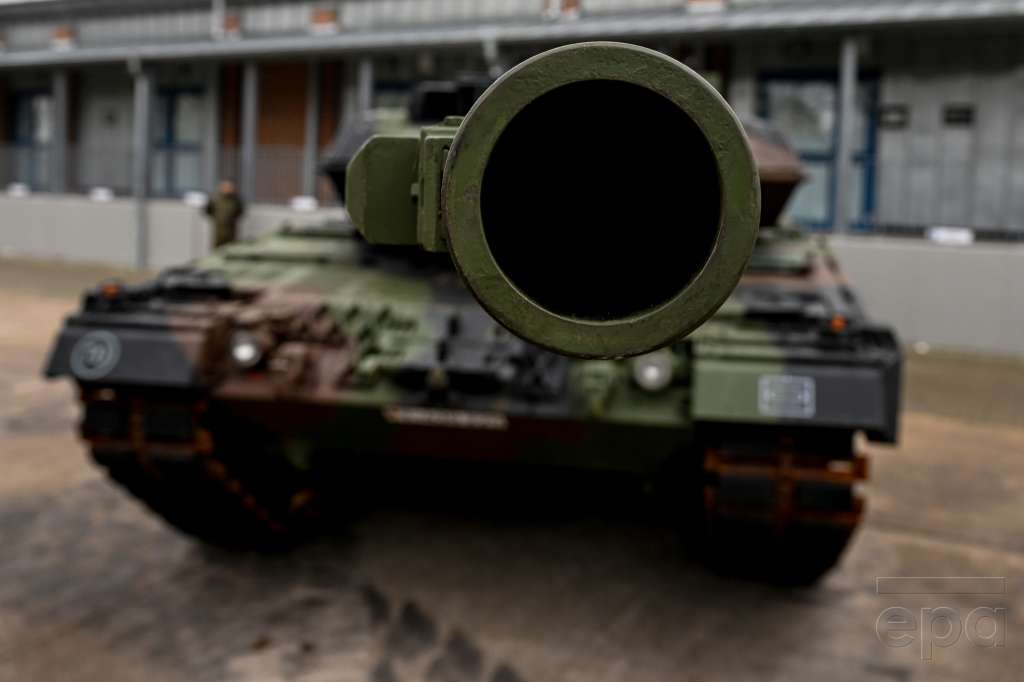 Munster (Germany), 20/02/2023.- A German Leopard II Tank during German Defence Minister visit to a military training area in Munster, Germany, 20 February 2023. Ukraine soldiers train on the Leopard 2 A6 main battle tanks and the Marder 1 A3 infantry fighting vehicles at Munster military training area in Lower Saxony, as Germany supports Ukraine by training Ukrainian soldiers. Since November 2022, the training has been managed centrally by the European Military Assistance Mission Ukraine (EUMAM UA). (Alemania, Ucrania) EFE/EPA/FILIP SINGER