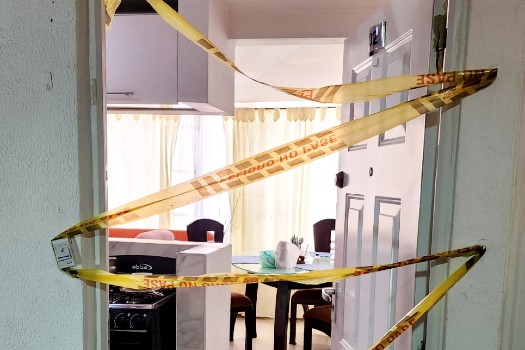 Escena donde fue hallada la víctima. El agresor se provocó una herida en el cuello, con el cuchillo con el que le quitó la vida a la mujer de 48 años.