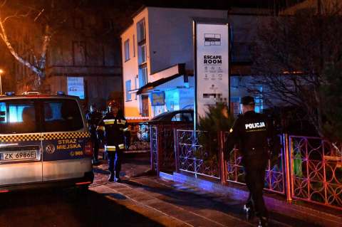 Mueren cinco adolescentes tras incendio en un juego de escape en Polonia