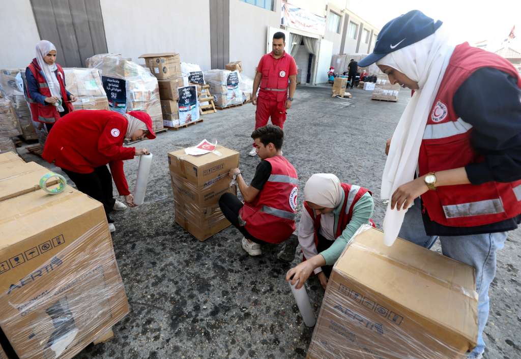 Arish (Egypt), 25/10/2023.- Egyptian Red Crescent Society employees and volunteers handle humanitarian aid bound for Palestinians in the Gaza Strip, at a warehouse in Arish, Egypt, 25 October 2023. International mediators continued on 25 October to push for the passage of more aid into Gaza and the exit of foreign nationals fleeing the conflict. The international humanitarian aid convoys are mostly stationed on the road between the town of Arish and the Rafah border crossing 50 km away. Fifty Four aid trucks have so far made their way into the Gaza strip through Egypt's border according to aid organizations, while various UN agencies asked for more to be allowed in, as most of the inhabitants of Gaza have been displaced to the southern part of the strip and lack access to food, electricity and medical supplies. More than 5,500 Palestinians and 1,400 Israelis have been killed according to the IDF and Palestinian health ministry, after Hamas militants launched an attack against Israel from the Gaza Strip on 07 October and the Israeli operations in Gaza and the West Bank which followed it. (Egipto) EFE/EPA/KHALED ELFIQI