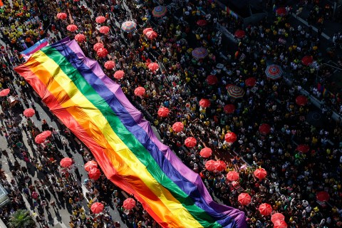 Cinco poemas para celebrar el orgullo (Verso a verso)