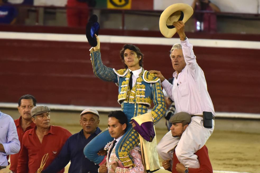 El torero francés Sebastián Castella y el ganadero Miguel Gutiérrez, triunfadores en la pasada feria taurina de Cali. / EFE