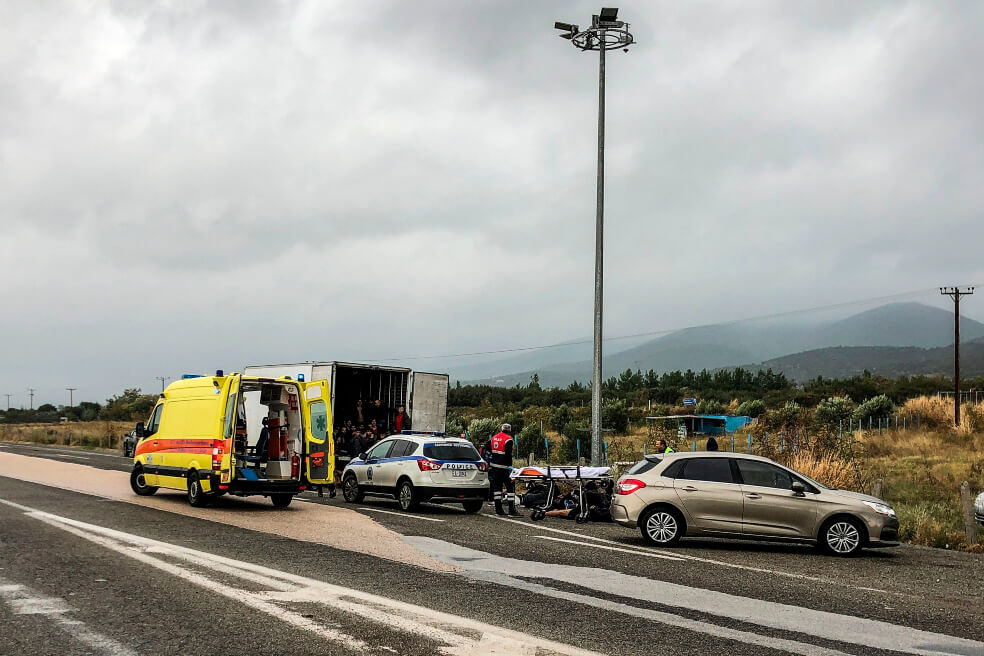La Policía griega ha encontrado este lunes a 41 migrantes escondidos en un camión refrigerado en el norte del país gracias a un control rutinario. / AFP