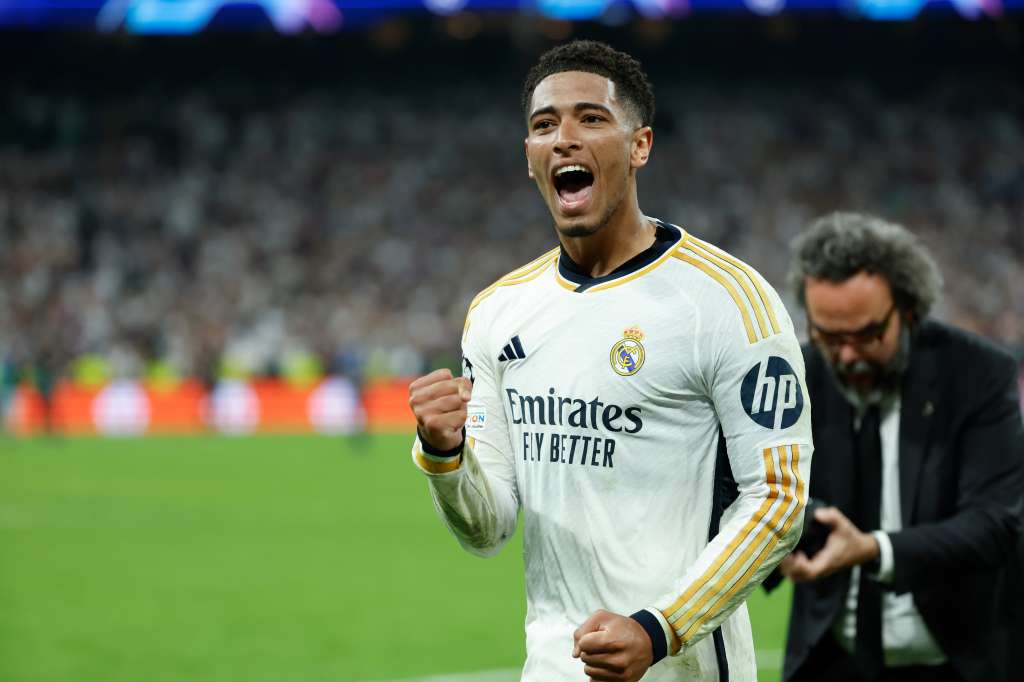 MADRID, 08/05/2024.- El centrocampista inglés del Real Madrid, Jude Bellingham, celebra su victoria a la finalización del encuentro correspondiente a la vuelta de las semifinales de la Liga de Campeones que han disputado hoy miércoles Real Madrid y Bayern de Munich en el estadio Santiago Bernabéu, en Madrid. EFE / Mariscal.