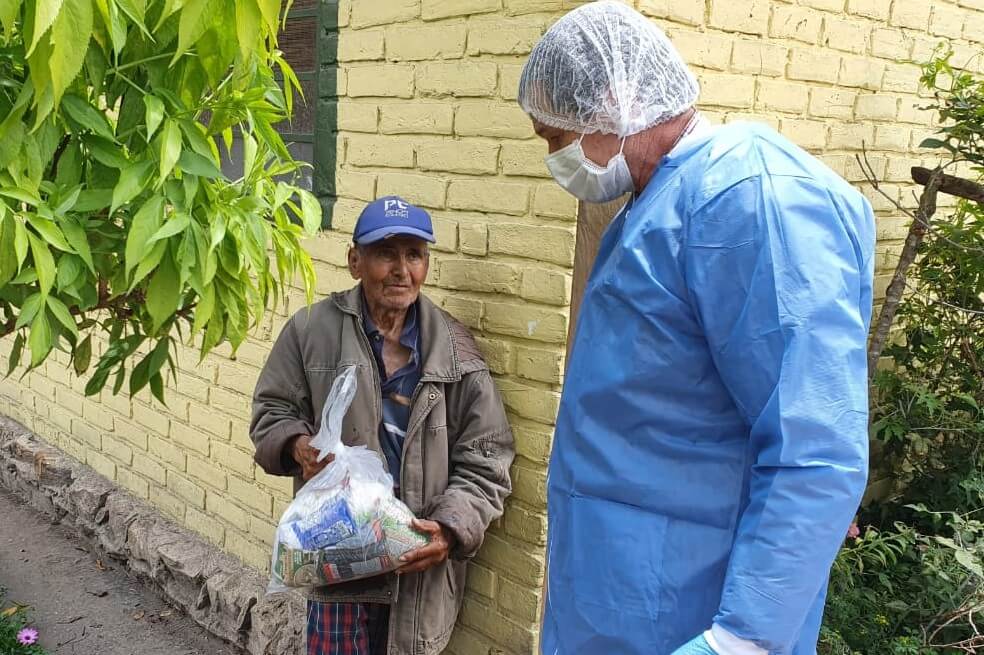 Voluntarios del Grupo Argos haciendo entrega de mercados.  / Cortesía Grupo Argos