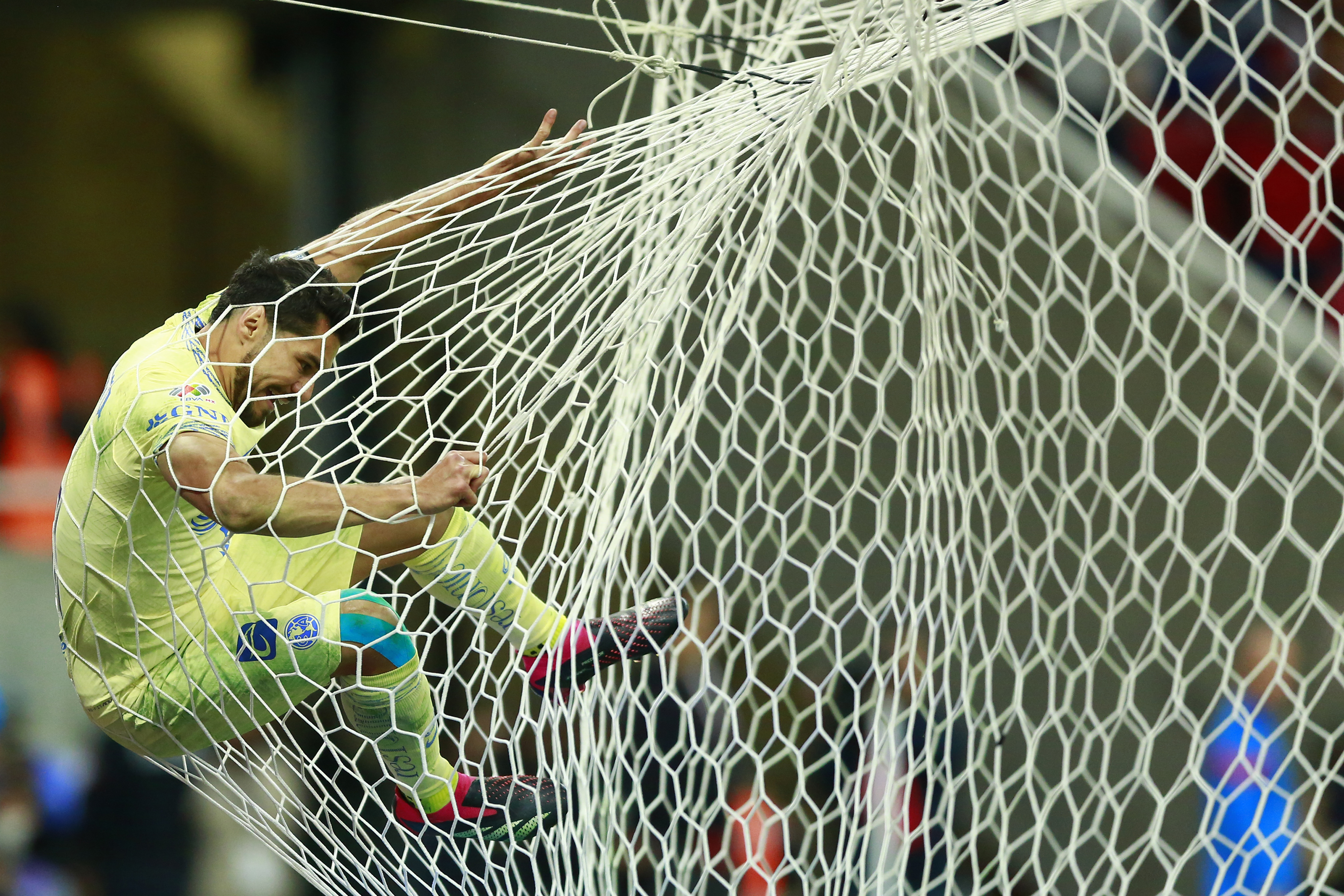 -FOTODELDIA- MEX078. GUADALAJARA (MÉXICO), 18/02/2023.- Henry Martín de América celebra una anotación ante del Guadalajara hoy, durante un partido de la jornada 12 del torneo clausura 2023 de la liga del fútbol mexicano, disputado en el Estadio Akron, en Guadalajara, Jalisco (México). EFE/Francisco Guasco