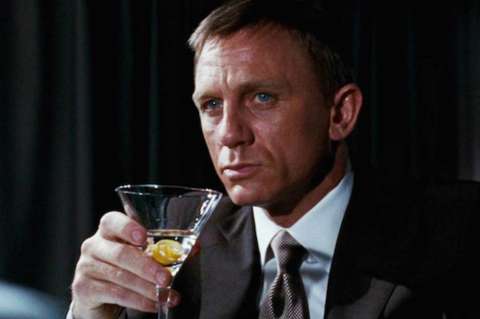 James Bond sufre alcoholismo crónico, según un estudio científico