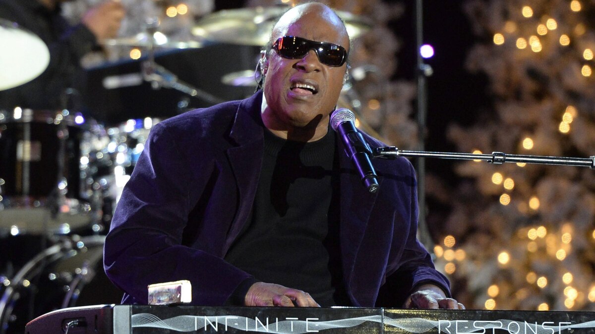 Stevie Wonder, quien cumplió 70 años en mayo, aseguró hoy que se encuentra bien tras haber recibido un trasplante de riñón en los últimos meses.