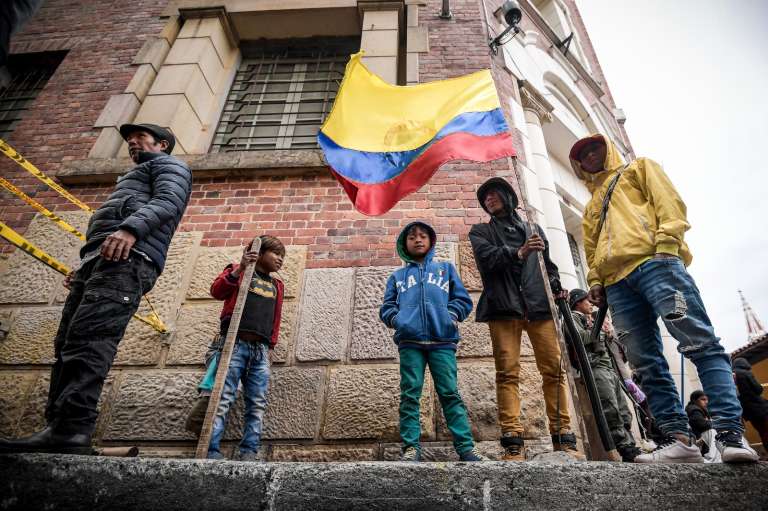 Desde el 13 de marzo, decenas de indígenas Embera permanecen frente al Ministerio de Vivienda en el centro de Bogotá, donde le exigen al Gobierno Nacional que les garantice el retorno a sus territorios y una vivienda digna.