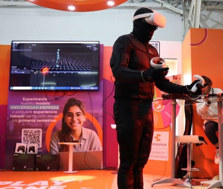 La presentación del primer traje háptico se realizó en la FILBO 2024 en el stand de UCompensar