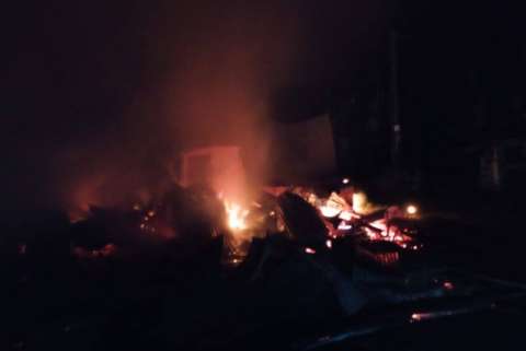 Incendio en Marquetalia (Caldas) consumió una vivienda y afectó tres vehículos