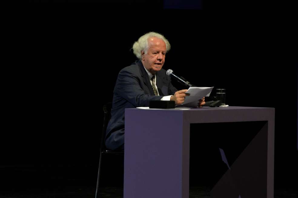 Nació en Cúcuta en 1953 y es considerado el padre del periodismo investigativo en Colombia. Aquí, leyendo su discurso, el jueves pasado. / Natalia Pedraza