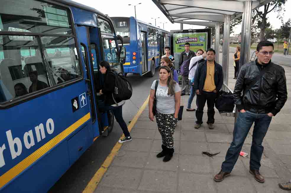 Pasajeros en la avenida Ciudad de Cali se vieron obligados a utilizar el Sistema Integrado de Transporte Público, que aumentó en 37% el número de abordajes. / Luis Ángel