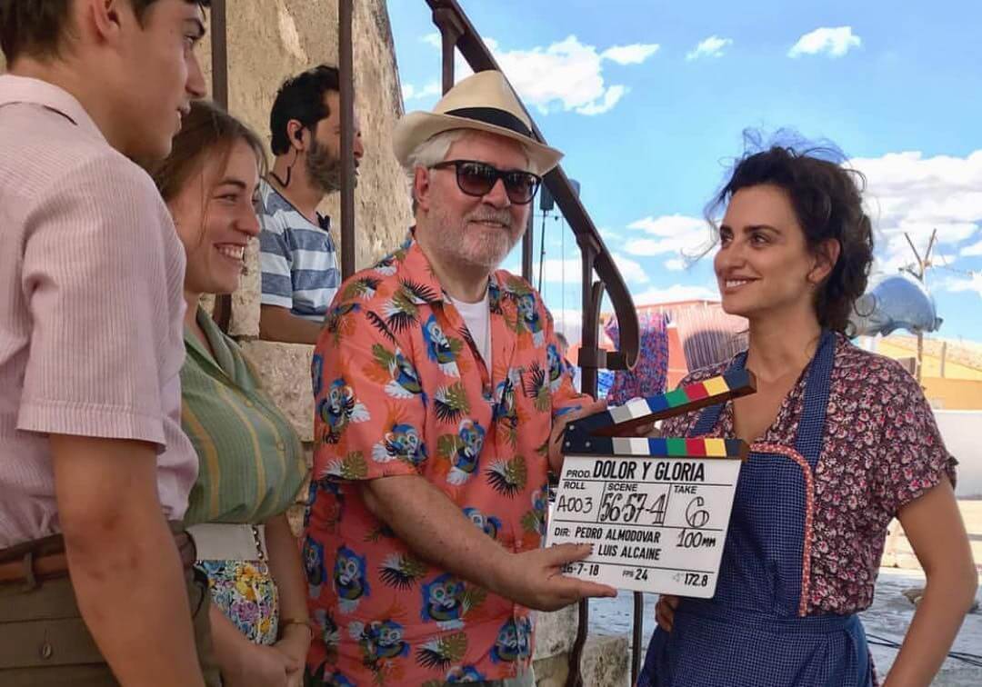 Pedro Almodóvar y Penélope Cruz durante el rodaje de "Dolor y gloria", la más reciente película del director español, que cuenta en parte su vida. / Cortesía