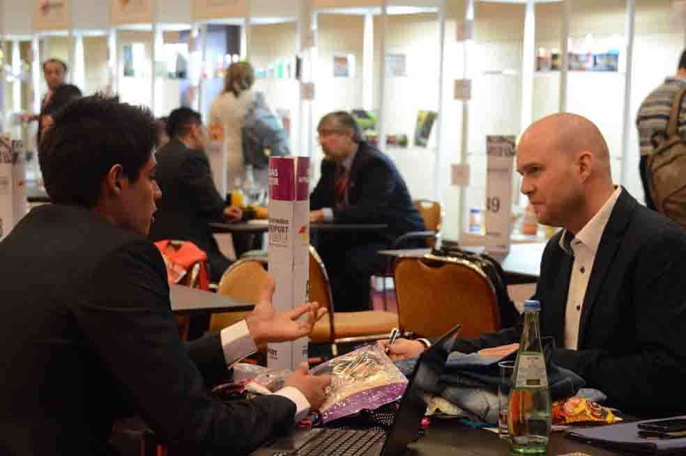 Markus Kreps, (der.), empresario alemán del sector textil, durante la macrorrueda de negocios de Proexport. / Cortesía