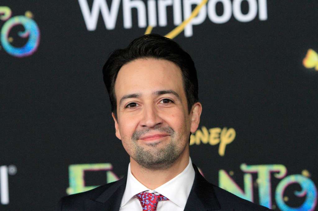 EA4269. LOS ÁNGELES (ESTADOS UNIDOS), 10/02/2022.- Fotografía de archivo del 3 de noviembre de 2021 que muestra al compositor y director Lin-Manuel Miranda durante el estreno mundial del película 60 de Walt Disney Animation Studios "Encanto", inspirada en Colombia, en el Teatro El Capitán en Los Ángeles, California (EE.UU.). Lin-Manuel Miranda está a punto de hacer historia: Si el 27 de marzo logra el Óscar a la mejor canción original por "Dos Oruguitas", entrará en el selecto grupo de los llamados EGOT, personas que han ganado un Emmy (televisión), un Grammy (música), un Óscar (cine) y Tony (teatro). "Recuerdo que, cuando se estrenó mi primer musical, pensé: 'tendrá éxito o no lo tendrá, pero después regreso a mi vida normal' y... nunca regresé", explica el compositor, director y dramaturgo de origen puertorriqueño en una entrevista con Efe. EFE/ Nina Prommer ARCHIVO