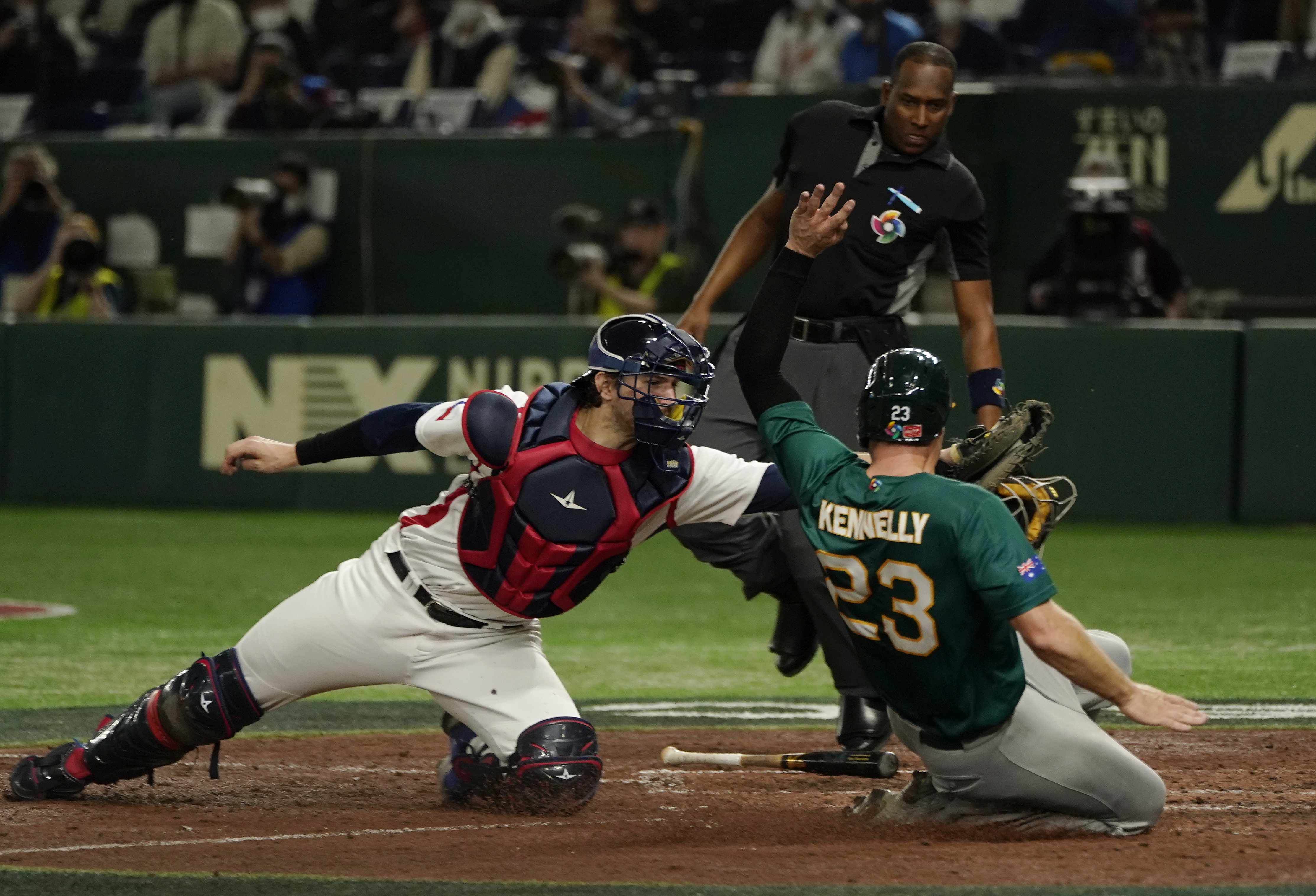 Tokyo (Japan), 13/03/2023.- Australia's Tim Kennelly (R) avoids the touch by Czech catcher Martin Cervenka (L) to slide into the home base safely to score during in the eighth inning of the 2023 World Baseball Classic Tokyo pool at Tokyo Dome in Tokyo, Japan, 13 March 2023. The final will be held in Miami, the United States, 21 March 2023. (República Checa, Japón, Estados Unidos, Tokio) EFE/EPA/KIMIMASA MAYAMA