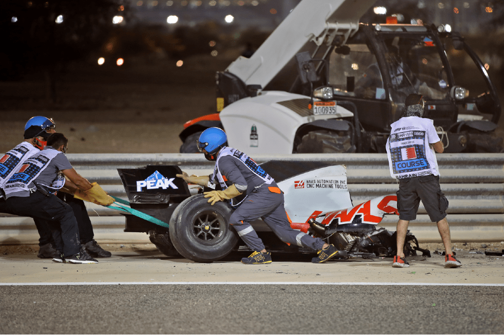 El carro de Romain Grosjean's terminó destruido en el Gran Premio de Baréin.