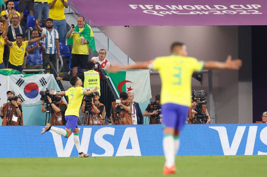 GR1207. DOHA (CATAR), 05/12/2022.- Lucas Paquetá (i) de Brasil celebra un gol hoy, en un partido de los octavos de final del Mundial de Fútbol Qatar 2022 entre Brasil y Corea del Sur en el estadio 974 en Doha (Catar). EFE/ Esteban Biba