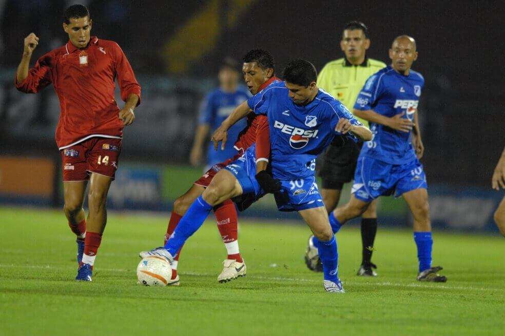 De izquierda a derecha: Jhon Valencia, Carlos Valdés, jugadores de América, y Carlos Villagra y Ricardo Ciciliano.
/ Archivo El Espectador