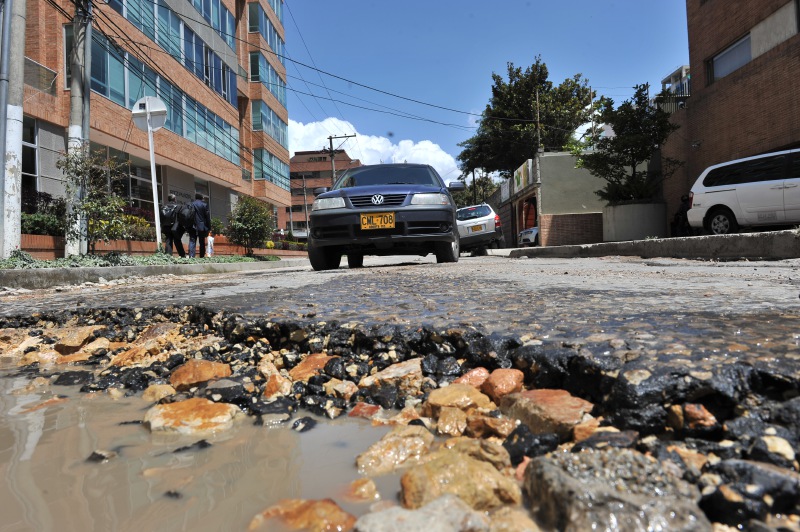 Por lo menos el 50% de las vías de Bogotá están en regular y mal estado.