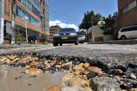 ¿Qué le pasa a un carro cuando coge un hueco?