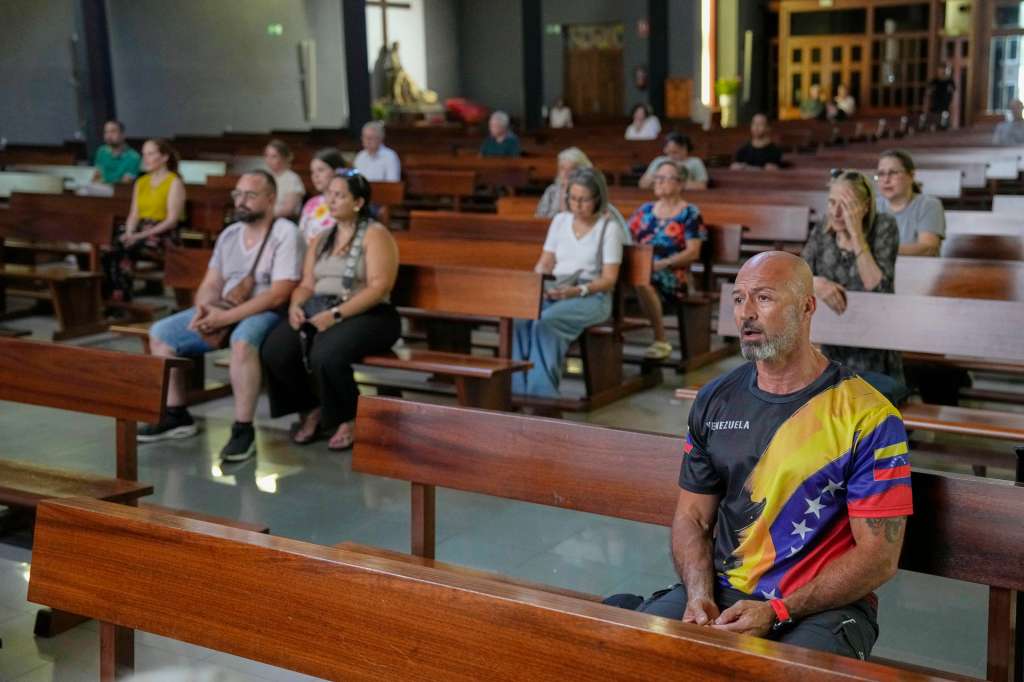 BARCELONA, 25/06/2026.- La comunidad venezolana se reúne este jueves en el santuario de Santa Gema, en les Corts, para rezar por las víctimas de los terremotos que sacudieron el país y que han causado decenas de muertos y centenares de heridos. EFE/Alejandro García