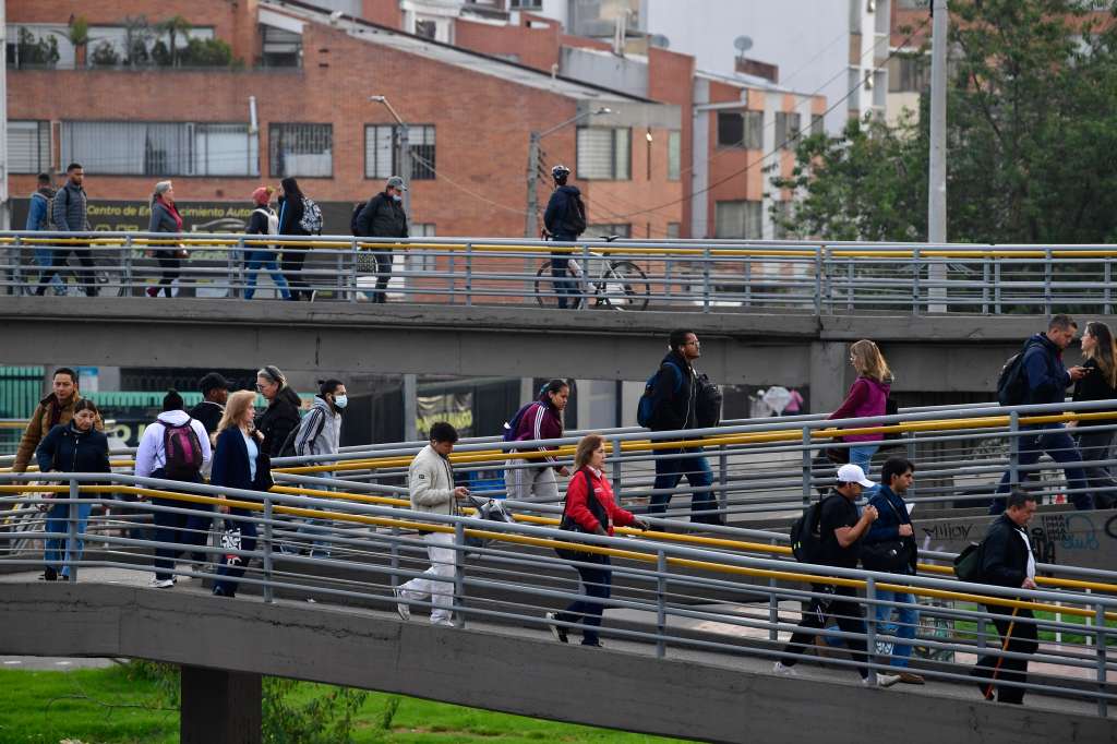 Aspecto de las calles, avenidas de Bogotá y del sistema Transmilenio durante la primera jornada del día sin carro y moto del año 2026