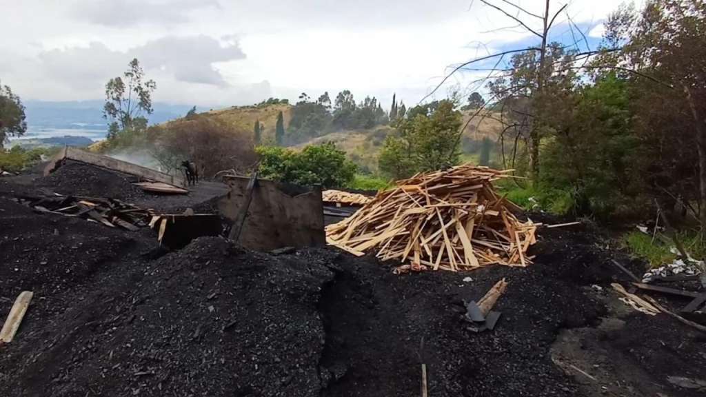 e identificaron pilas de combustión activas, utilizadas para la producción de carbón vegetal, con dimensiones aproximadas de cuatro metros de largo, dos metros de ancho y dos metros de altura, así como otras estructuras en proceso de armado,