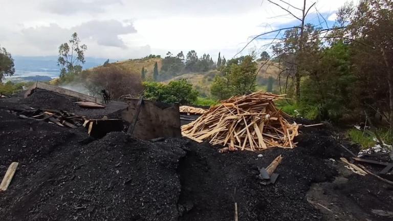 Frenan producción ilegal de carbón que afectaba el agua en zona rural de Soacha