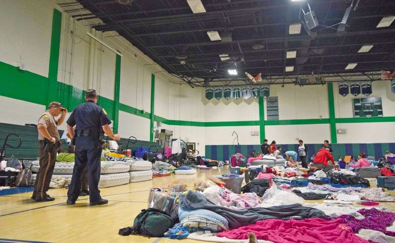 Solo en Miami se adecuaron 42 refugios para las personas que no pudieron salir de Florida. / EFE