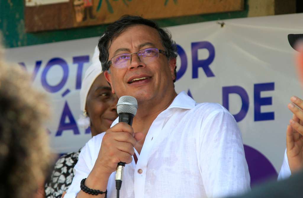 AME8078. SAN BASILIO DE PALENQUE (COLOMBIA), 24/02/2022.- El precandidato a la presidencia de Colombia Gustavo Petro habla durante una visita hoy a la población afrocolombiana de San Basilio de Palenque (Colombia). Durante su visita, al primer pueblo en alcanzar la libertad de la esclavitud a la que fueron sometidos los negros en América, Petro recordó que lamentablemente todavía muchas personas de este lugar no progresan. San Basilio de Palenque esta habitado por afrocolombianos descendientes de los negros que llegaron a Colombia esclavizados y hoy sigue siendo un poblado pobre y olvidado del Estado colombiano, con precarios servicios de salud y limitados servicios públicos. EFE/ Ricardo Maldonado Rozo