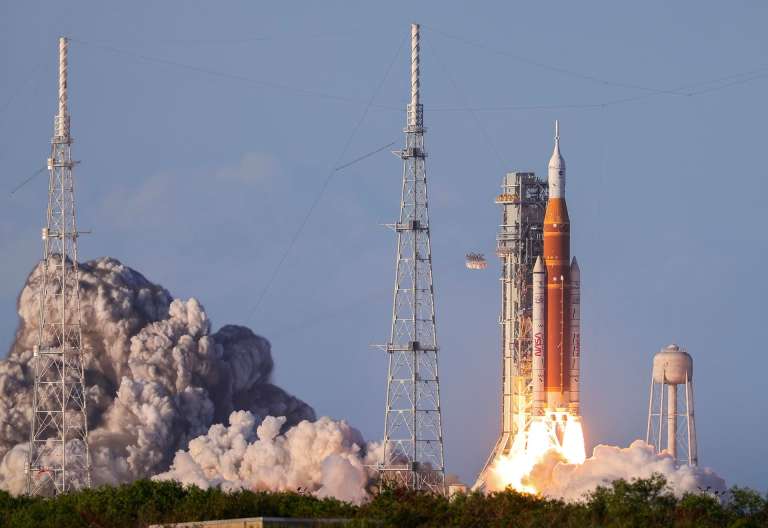 TITUSVILLE (United States), 02/04/2026.- The Space Launch System (SLS) rocket carrying the Orion capsule for the Artemis II mission lifts off from Launch Pad 39B at the Kennedy Space Center in Titusville, Florida, USA, 01 April 2026. The crew includes NASA astronauts Reid Wiseman, commander, Victor Glover, pilot, Christina Koch, mission specialist, and Canadian Space Agency (CSA) astronaut Jeremy Hansen, mission specialist. The mission will conduct a crewed flyby of the Moon, the first human flight beyond low Earth orbit since 1972. EFE/EPA/CRISTOBAL HERRERA-ULASHKEVICH