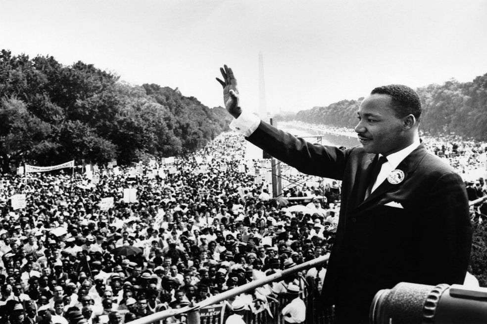 Martin Luther King Jr. se dirige al público en las escaleras del Lincoln Memorial, donde pronunció su famoso discurso "I have a dream", en la marcha por los Derechos Civiles de agosto de 1963, en Washington (Estados Unidos) / Wikimedia Commons
