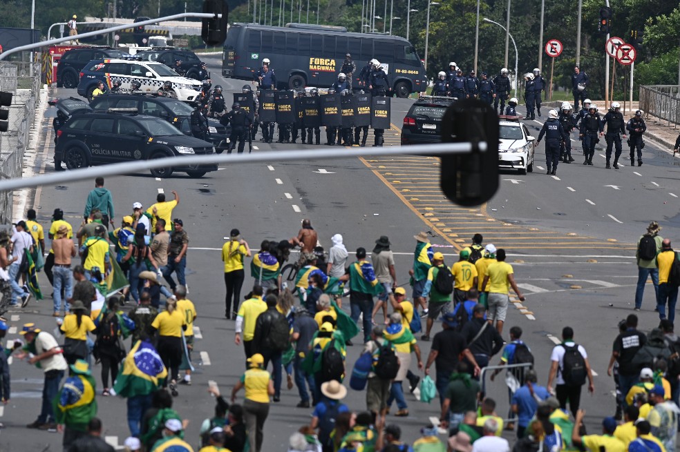 Finalmente, los manifestantes avanzaron hasta la Plaza de los Tres Poderes, donde hubo un enfrentamiento y se dirigieron hacia el Palacio de Planalto.