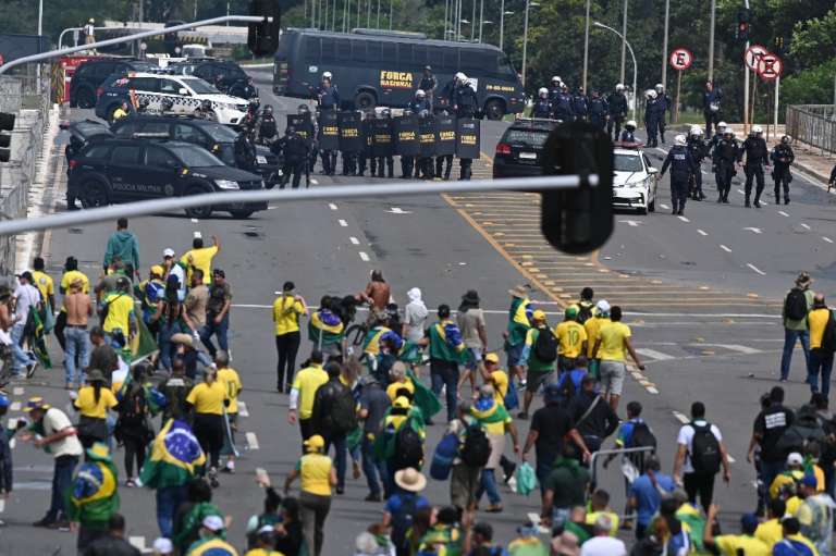 Finalmente, los manifestantes avanzaron hasta la Plaza de los Tres Poderes, donde hubo un enfrentamiento y se dirigieron hacia el Palacio de Planalto.