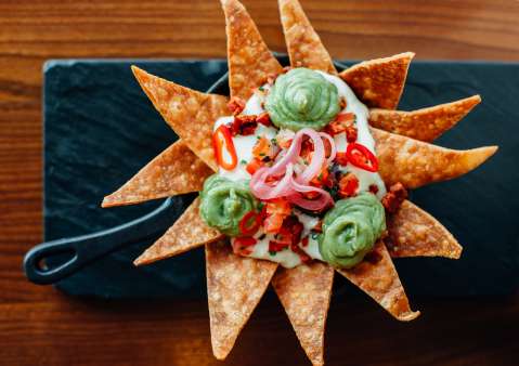 Olvídate de las papas fritas: estos poke nachos son el bocadito oficial para ver el Mundial