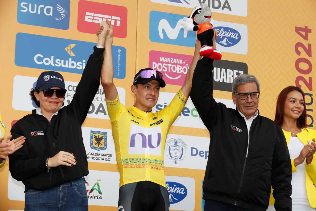 AMDEP6882. ALTO EL VINO (COLOMBIA), 10/02/2024.- El colombiano Rodrigo Contreras de NU Colombia posa en el podio con la camiseta Líder hoy, luego de la quinta etapa de la carrera ciclística Tour Colombia 2024 hoy, en el Alto el Vino, Cundinamarca (Colombia). EFE Carlos Ortega