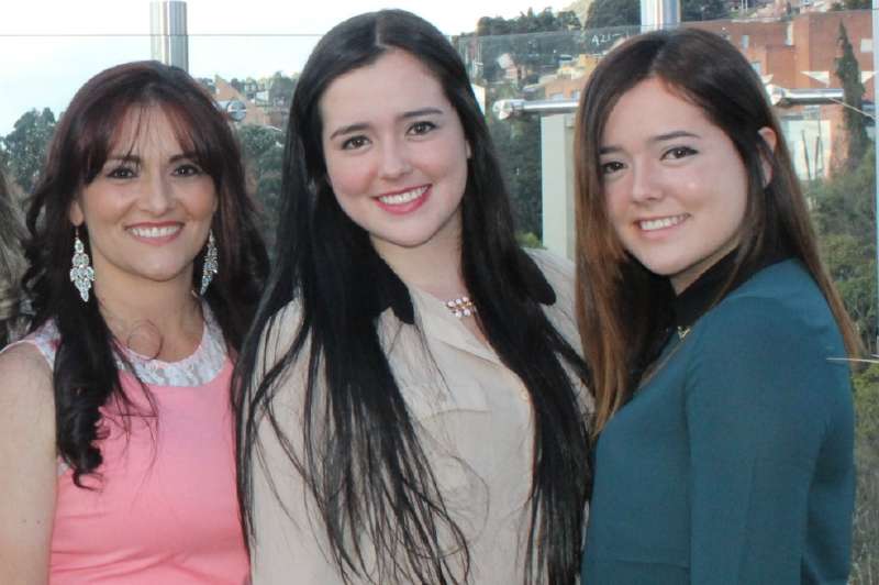 Enilce Serrano con dos de sus hijas. /Archivo particular