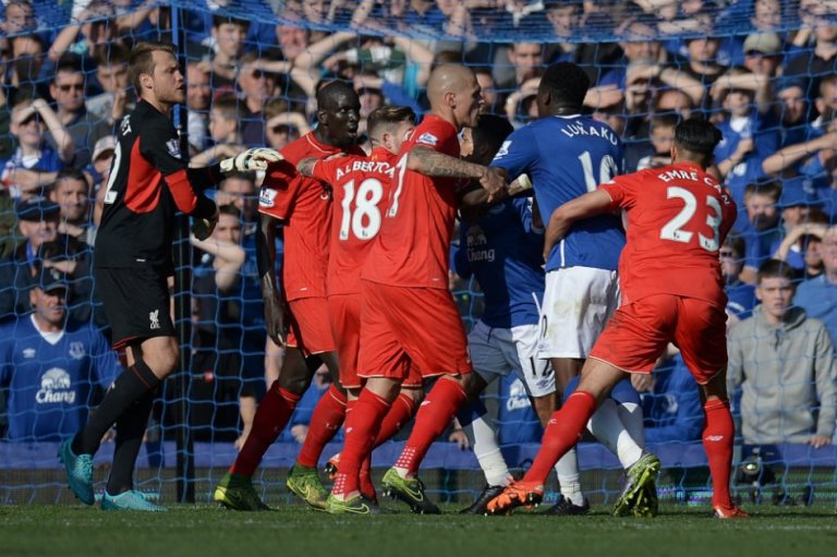 Everton y Liverpool empatan 1-1 en un derbi que deja todo igual