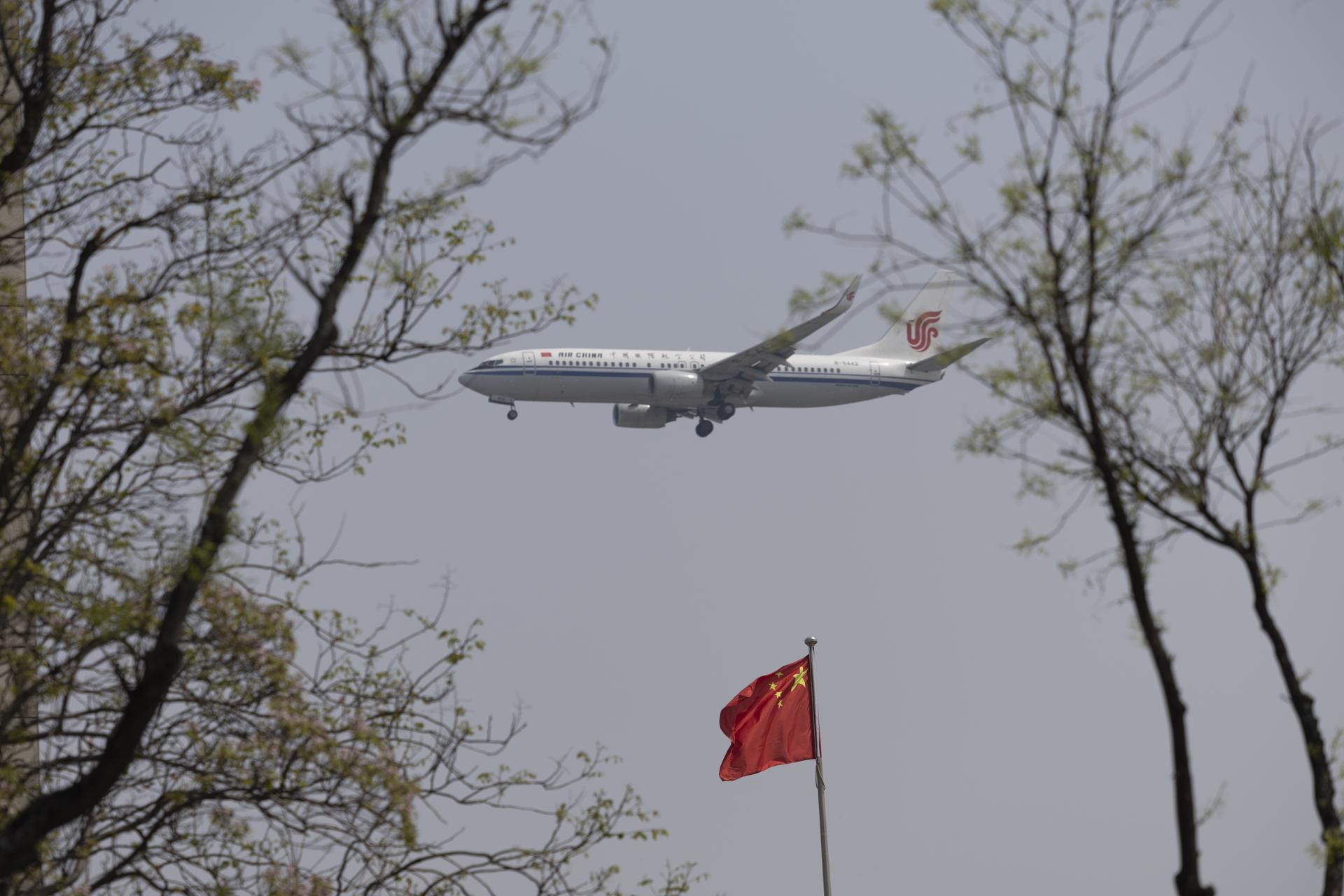 BEIJING (China), 16/04/2025.- An Air China Boeing airplane approaches Beijing Capital International Airport in Beijing, China, 16 April 2025. EFE/EPA/ANDRES MARTINEZ CASARES