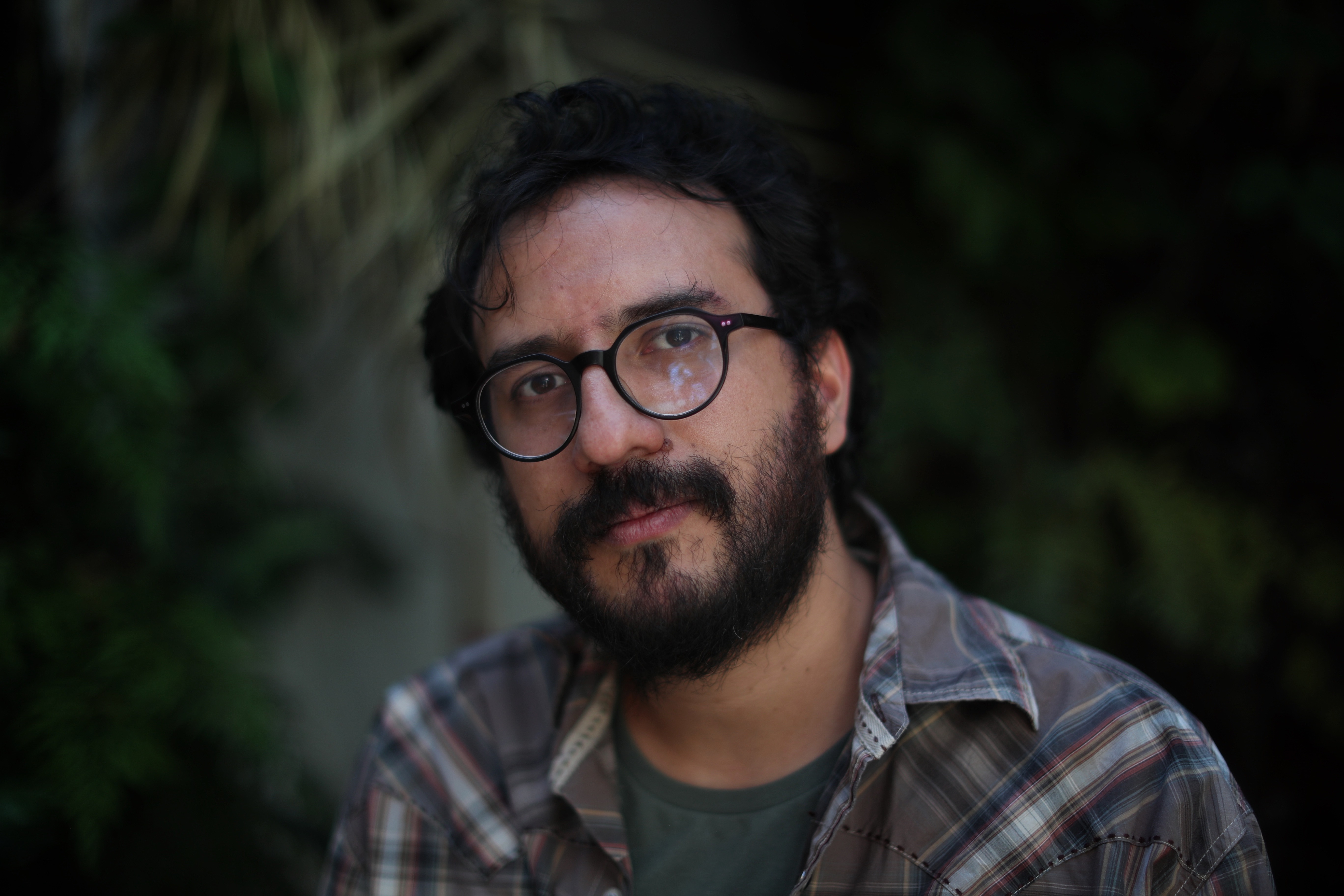 MEX2097. CIUDAD DE MÉXICO (MÉXICO), 08/12/2022.- El director mexicano Alberto Arnaut habla durante una entrevista para EFE el 6 de diciembre de 2022 en Ciudad de México (México). El documental "A plena luz", que se estrena este jueves en Netflix, trae verdad al caso Narvarte, el asesinato del fotoperiodista Rubén Espinosa y el feminicidio de cuatro mujeres en Ciudad de México que lleva más de siete años impune con el presunto contubernio de las autoridades. EFE/Sáshenka Gutiérrez