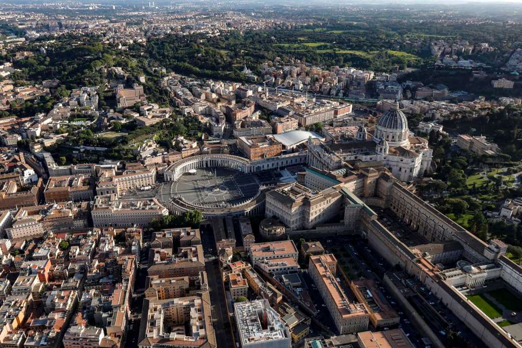 Roma (Italy), 25/04/2025.- An aerial view of the St. Peter's Basilica and St. Peter's Square in Vatican City, taken from an Italian Police helicopter patrolling above Rome, Italy, 25 April 2025. The funeral of Pope Francis, who died on 21 April 2025, aged 88, is scheduled to take place in the plaza in front of the basilica on 26 April. (Papa, Italia, Roma) EFE/EPA/GIUSEPPE LAMI