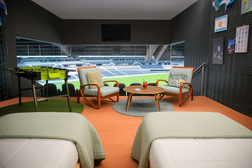 Cómo dormir gratis en el estadio Monumental de Buenos Aires y patear penales con Montiel. Airbnb, turismo en Argentina.