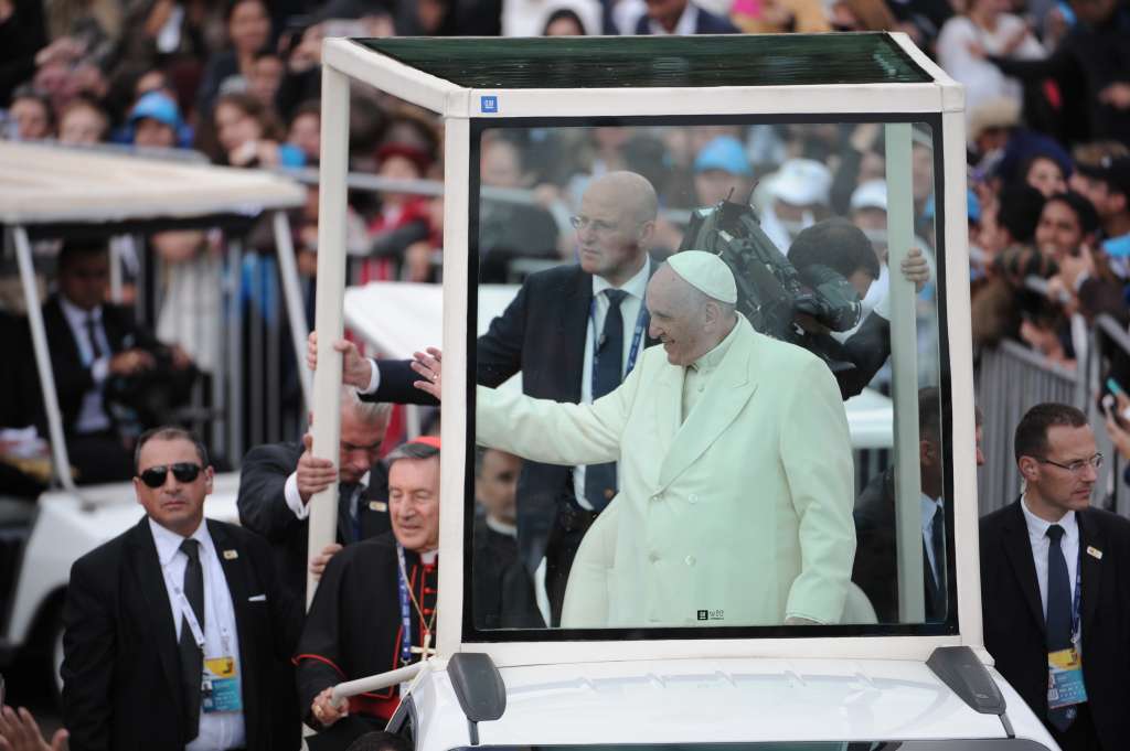 Feligreses asisten a la misa campal del papa Francisco "Jorge Mario Bergolio", realizada en el parque Simón Bolívar, en Bogotá.