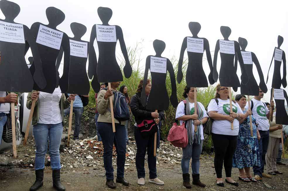 Familiares de desaparecidos de la Comuna 13 de Medellín, en conmemoración del Día Nacional de la Memoria y Solidaridad con las Víctimas, el 9 de abril. / EFE