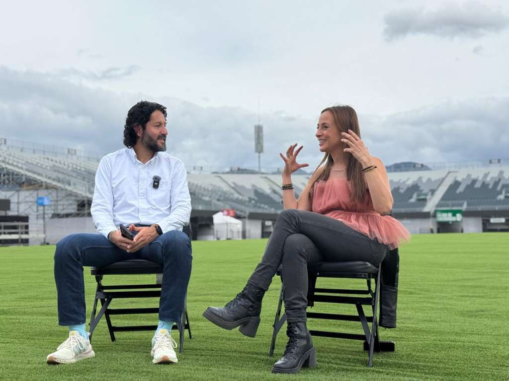 Edwin Bohórquez Aya, gerente digital de El Espectador; y Luz Ángela Castro, CEO de Ocesa Colombia, en el Vive Claro Distrito Cultural, durante la entrevista.