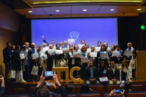 Adultos mayores se certificaron en habilidades digitales con MinTIC