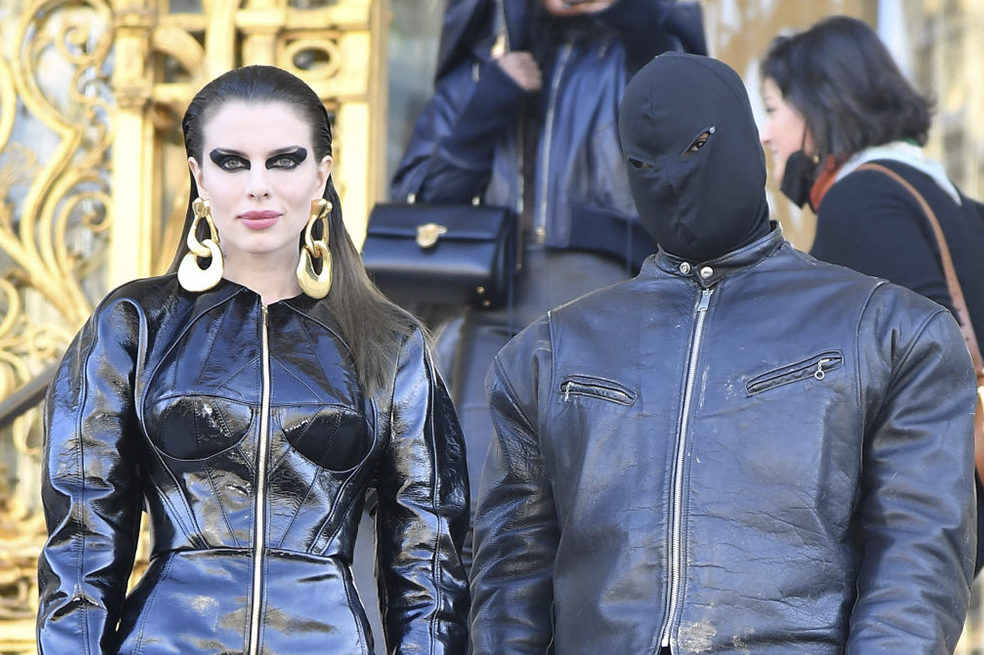 Kanye West no sólo es el novio de Julia Fox, también su maquillador y su asesor de moda.