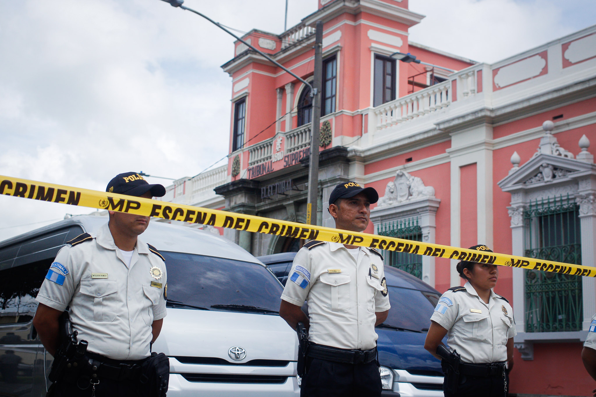 GUA5002. CIUDAD DE GUATEMALA (GUATEMALA). 29/09/2023.- Agentes policiales resguardan el Tribunal Supremo Electoral de Guatemala, durante un allanamiento de la Fiscalia, en Cuidad de Guatemala (Guatemala). El Ministerio Público (Fiscalía) allanó este viernes por cuarta ocasión la sede del Tribunal Supremo Electoral por un caso que se encuentra bajo reserva y el fiscal Rafael Curruchiche acusó a la Organización de Estados Americanos (OEA) de "mancillar" la democracia del país centroamericano. EFE/ David Toro